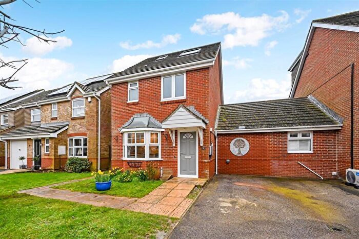 3 Bedroom Link Detached House For Sale In May Close, Climping, BN17