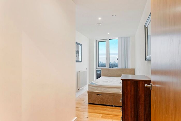 3 Bedroom Flat To Rent In Skyveiw Tower, Stratford, London, E15