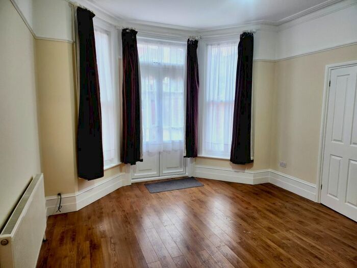 2 Bedroom Flat To Rent In Sherborne Gardens, London, W13