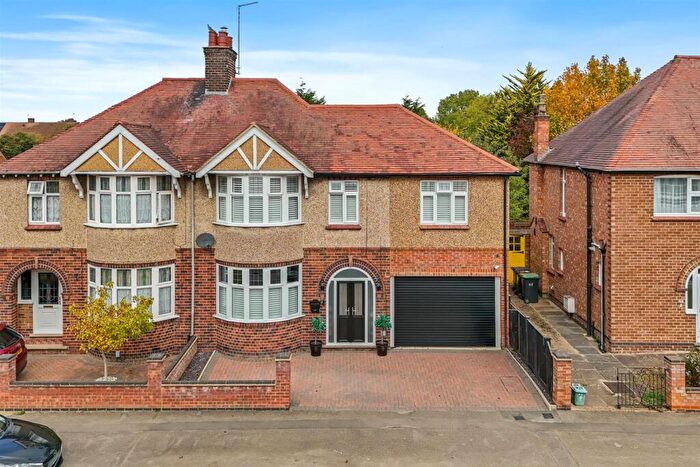 5 Bedroom Semi-Detached House For Sale In Prospect Avenue, Rushden, NN10