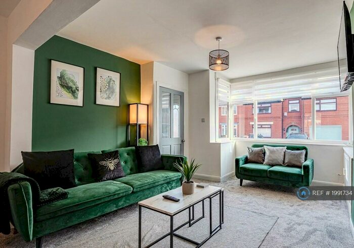 3 Bedroom Semi-Detached House To Rent In Repton Avenue, Droylsden, Manchester, M43