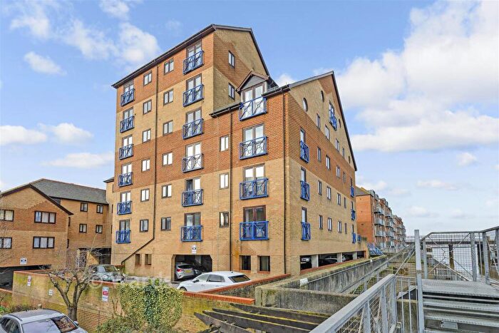 2 Bedroom Flat For Sale In West Street, Gravesend, Kent, DA11