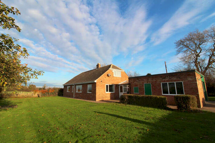 3 Bedroom Detached Bungalow For Sale In Wyton Road, HU12