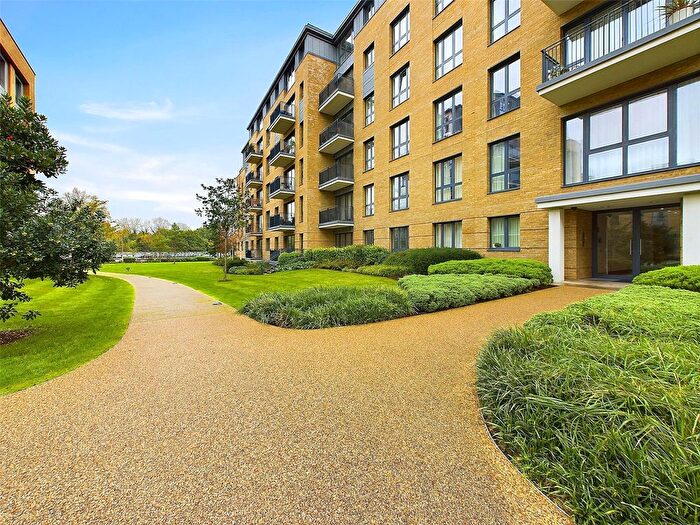 1 Bedroom Flat To Rent In Pinewood Gardens, Teddington, TW11