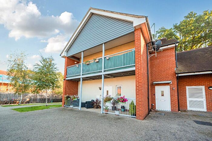 2 Bedroom Flat For Sale In Henrietta Close, Addlestone, Surrey, KT15
