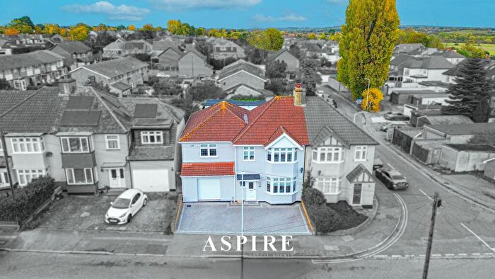 5 Bedroom Semi Detached House For Sale In Video Presentation Inside - Woodhall Crescent, Hornchurch, RM11