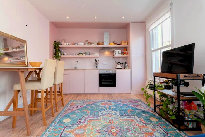 3 Bedroom Flat To Rent In Victoria Park Road, London, E9