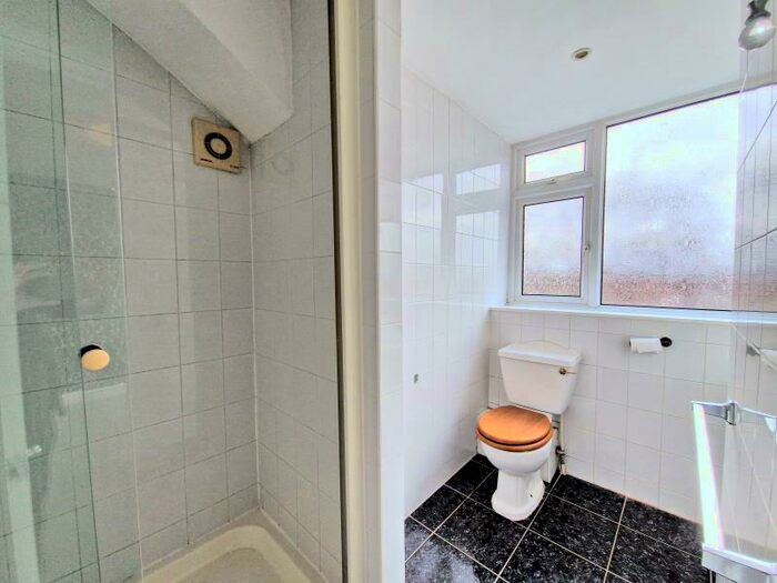 2 Bedroom Apartment To Rent In Street Lane, Roundhay, Leeds, LS8