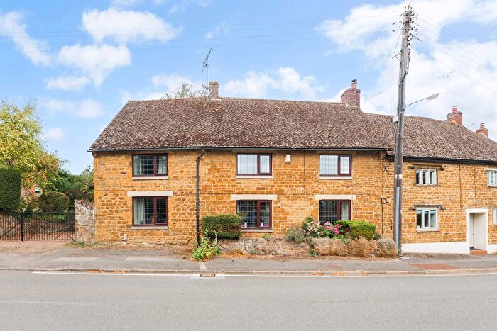 4 Bedroom Detached House For Sale In Banbury Road, Chipping Warden, OX17