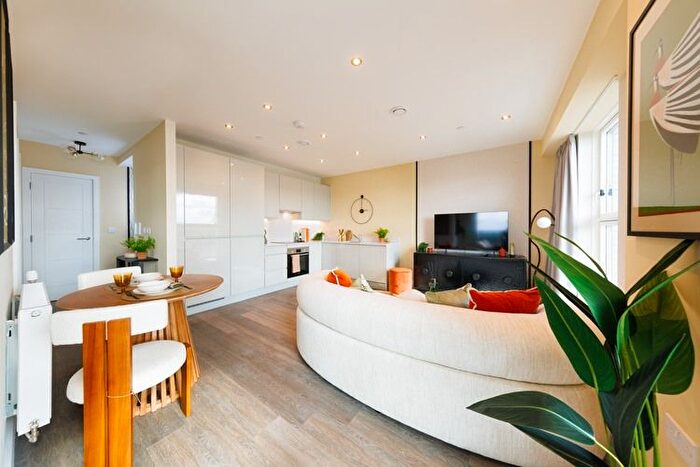 3 Bedroom Flat For Sale In Enfield, N18