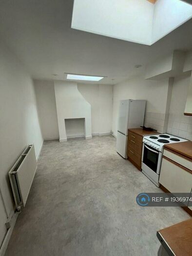 2 Bedroom Flat To Rent In High Street, Cheltenham, GL50