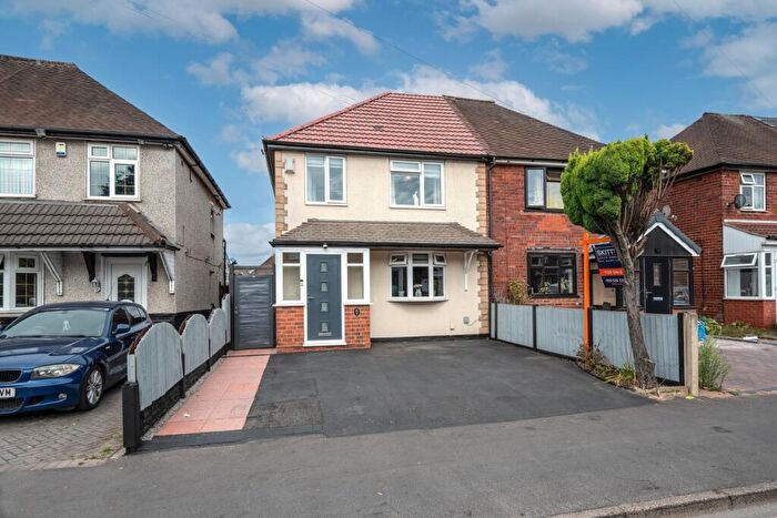 3 Bedroom Semi Detached House For Sale In Sedgley Road East, Tipton, DY4