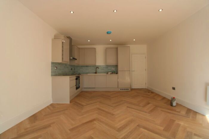 3 Bedroom Flat To Rent In Crown Lane, London, SW16