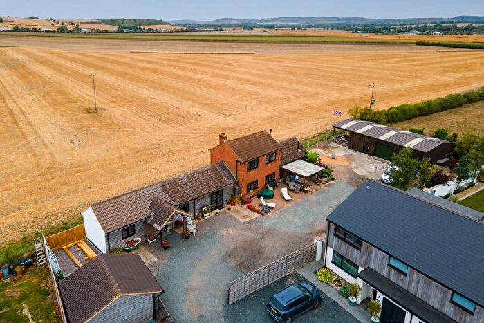 3 Bedroom Detached House For Sale In Cheddington Lane, Tring, HP23