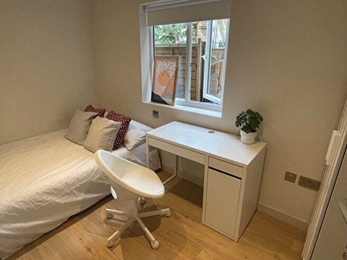 3 Bedroom Flat To Rent In Hardman Road, KT2