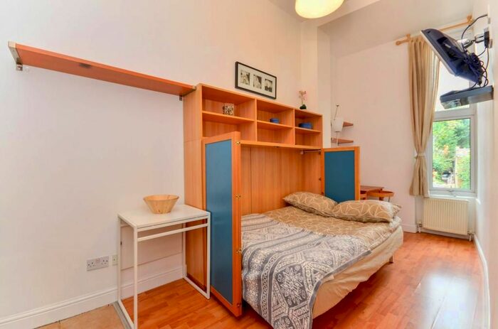 Studio To Rent In West Cromwell Road, Earls Court, London, SW5