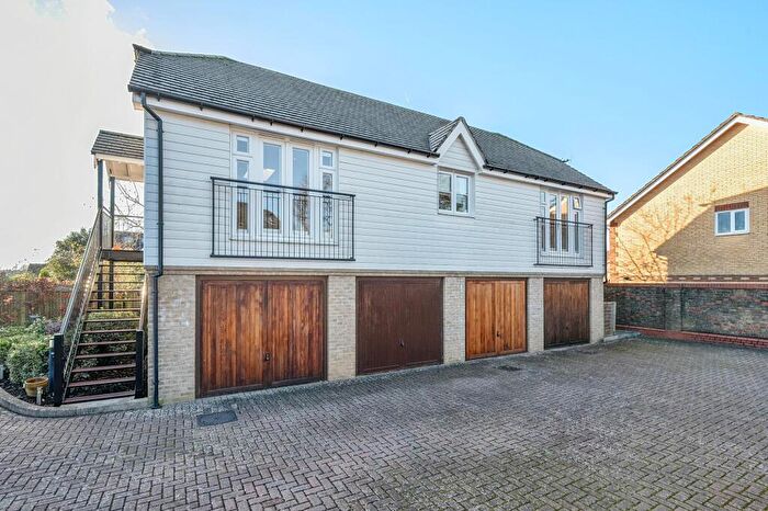2 Bedroom Coach House For Sale In Oakgrove, Caterham, CR3