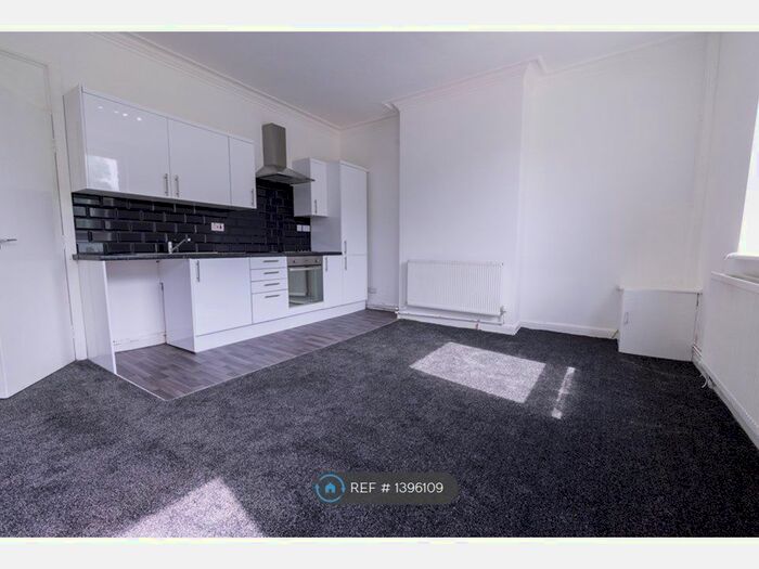 3 Bedroom Flat To Rent In Roundhay Road, Leeds, LS8