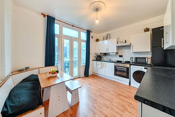 2 Bedroom Flat For Sale In Stanthorpe Road, London, SW16