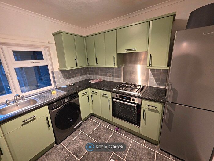 2 Bedroom Flat To Rent In Warwick Court, Bournemouth, BH8