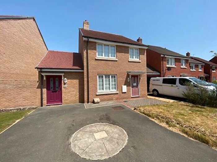 4 Bedroom Detached House To Rent In Merton Close, Berryfields, Aylesbury, HP18