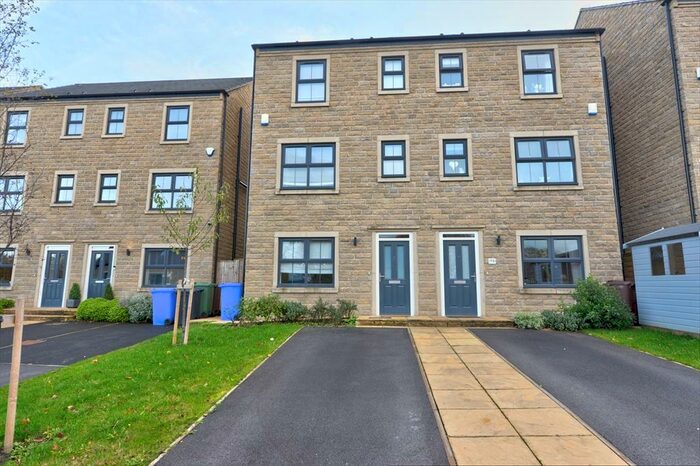 4 Bedroom Town House To Rent In Raikes Hill, Barnoldswick, BB18