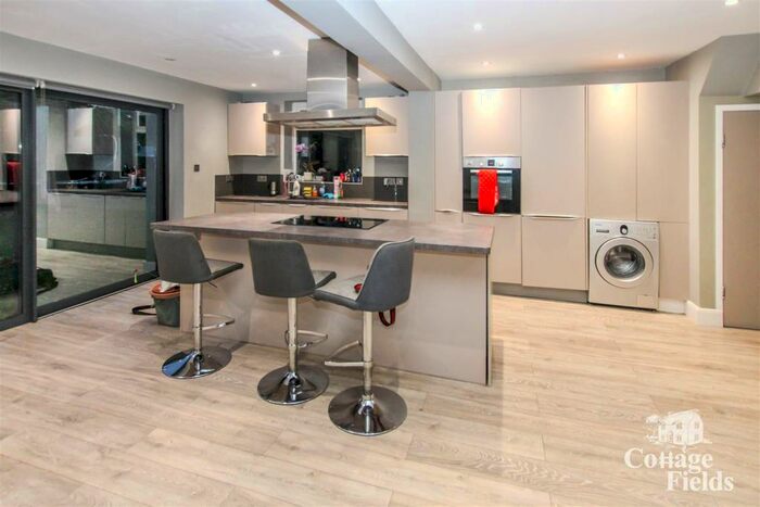 2 Bedroom House To Rent In Hazelbury Green, London, N9