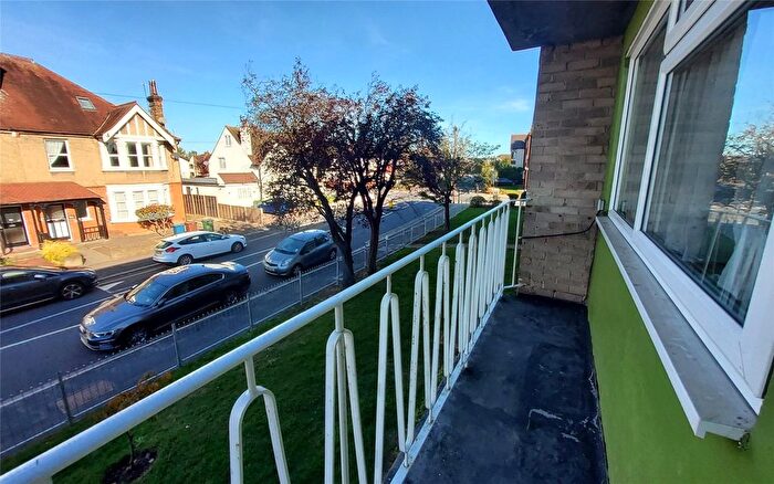 3 Bedroom Flat To Rent In Pinner View, Harrow, Greater London, HA1