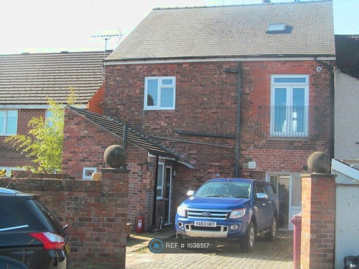3 Bedroom Flat To Rent In Shirland, Alfreton, DE55