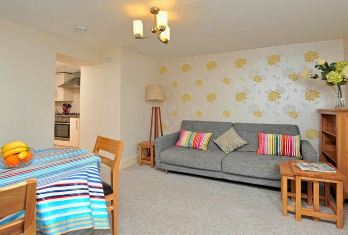 1 Bedroom Flat To Rent In Trinity Hill, Torquay, TQ1
