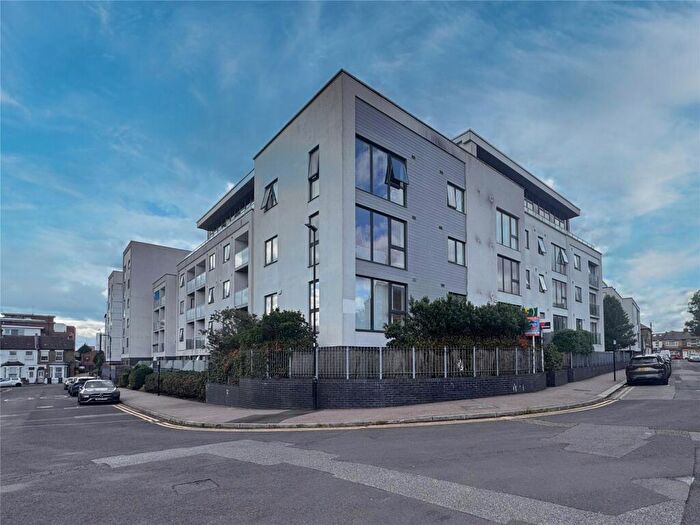 1 Bedroom Flat To Rent In Hillyfield, Walthamstow, E17