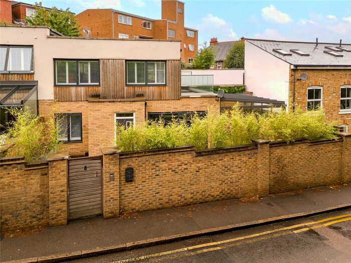 3 Bedroom Semi-Detached House To Rent In Surbiton Hill Road, Surbiton, KT6