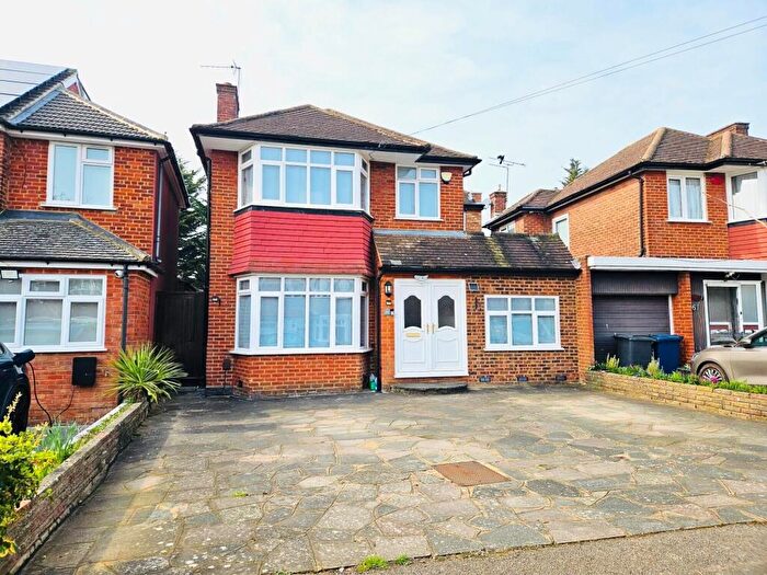 4 Bedroom Detached House For Sale In Francklyn Gardens, Edgware, HA8