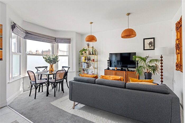 2 Bedroom Flat For Sale In Holdernesse Road, London, SW17