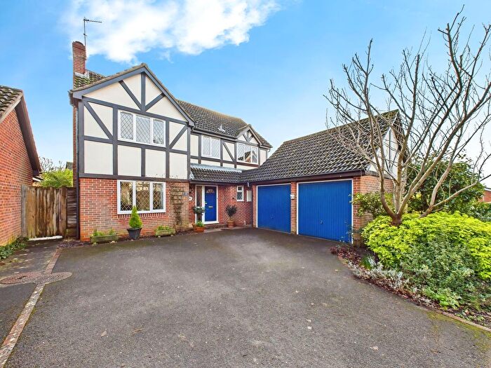 4 Bedroom Detached House For Sale In Woodland Way, Horsham, RH13