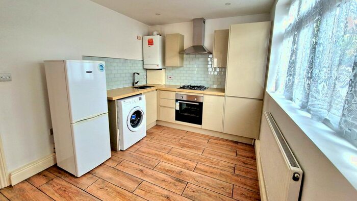 1 Bedroom Flat To Rent In Golfe Road, Ilford, IG1