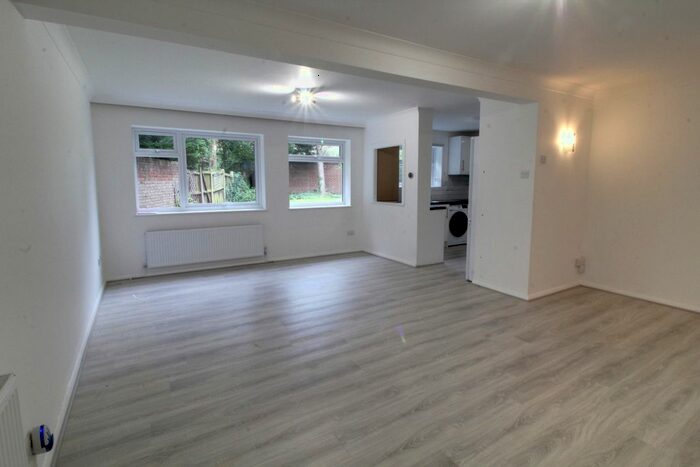 2 Bedroom Flat To Rent In Lincoln Road, Enfield, Greater London, EN1
