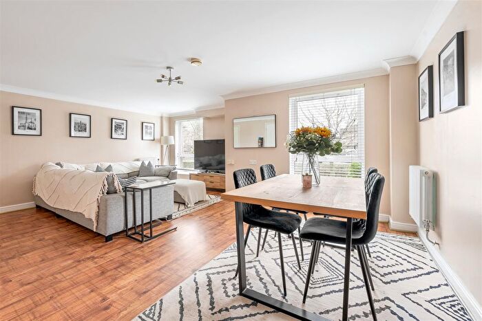 1 Bedroom Flat For Sale In Connington Crescent, Chingford, E4