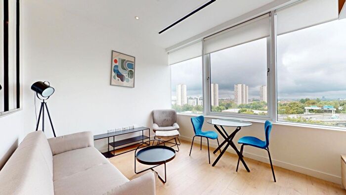 1 Bedroom Flat To Rent In Great West Road, Brentford, TW8