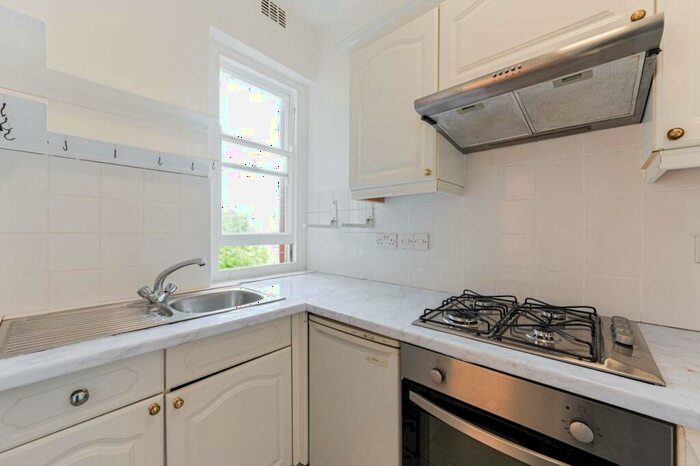 3 Bedroom Flat To Rent In Camberwell, Camberwell, London, SE5