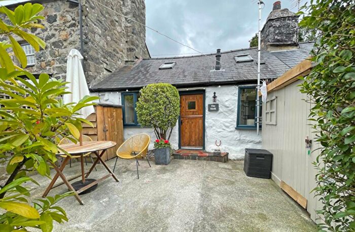 2 Bedroom Terraced House For Sale In Gyrn Goch, Caernarfon, Gwynedd, LL54