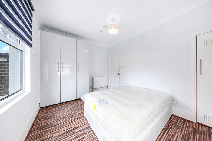 2 Bedroom Flat To Rent In Blythe Road, London, W6