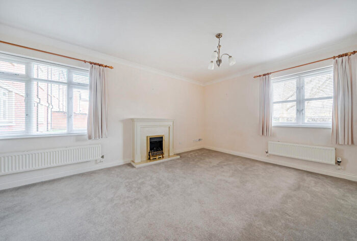 2 Bedroom Apartment For Sale In Royal Earlswood Park, Redhill, Surrey, RH1
