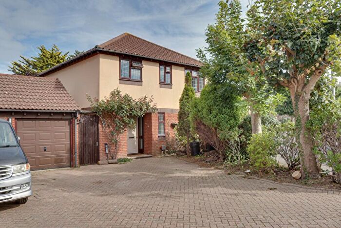 4 Bedroom Detached House For Sale In Foxley Drive, Portsmouth, PO3