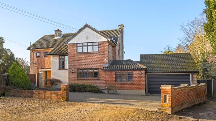 4 Bedroom Detached House For Sale In Gidea Close, Gidea Park, RM2