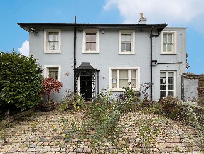 3 Bedroom Detached House For Sale In Beulah Hill, Crystal Palace, London, SE19