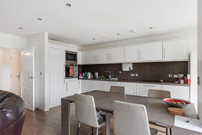 2 Bedroom Flat To Rent In Greenaway Apartments, Bedford Road, SW4