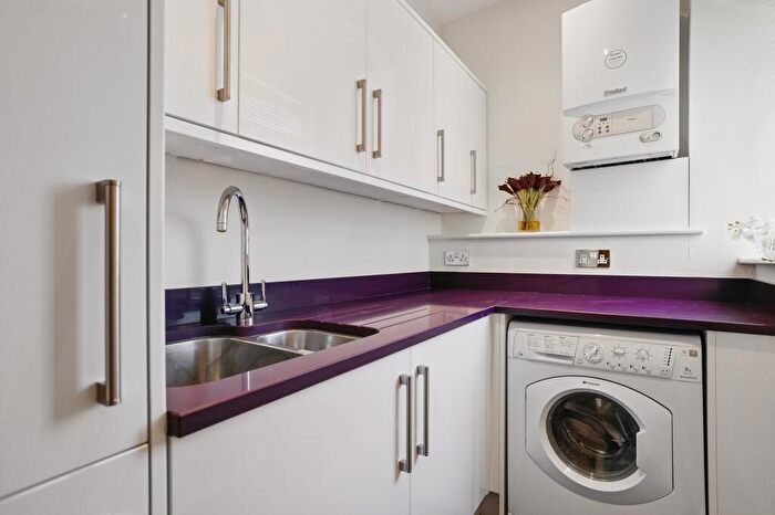 2 Bedroom Apartment To Rent In Binswood Avenue, Leamington Spa, CV32