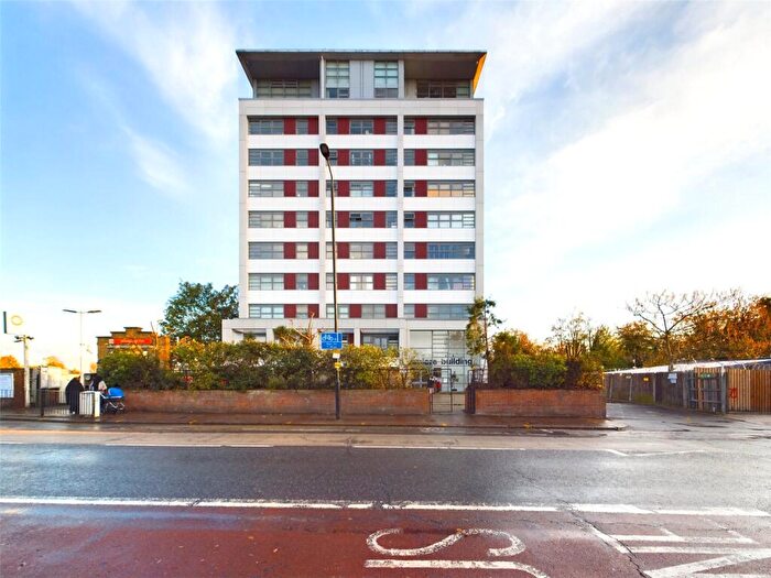 2 Bedroom Flat For Sale In Romford Road, Forest Gate, E7
