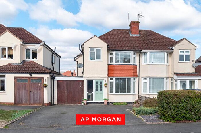3 Bedroom Semi Detached House For Sale In Yoxall Road, Shirley, Solihull, West Midlands, B90